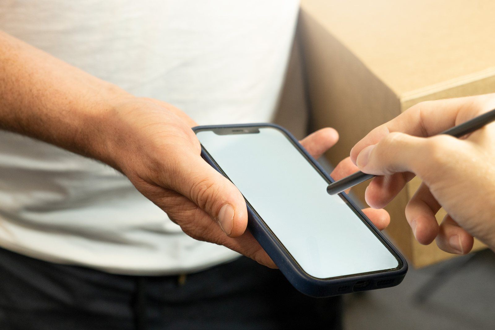 Een handtekening op de telefoon bij het afleveren